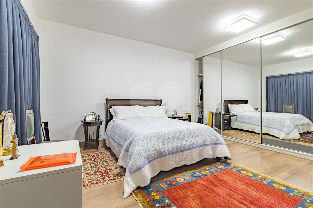 Uma casa que oferece espaço abundante, comodidades modernas e um entorno de alto padrão.