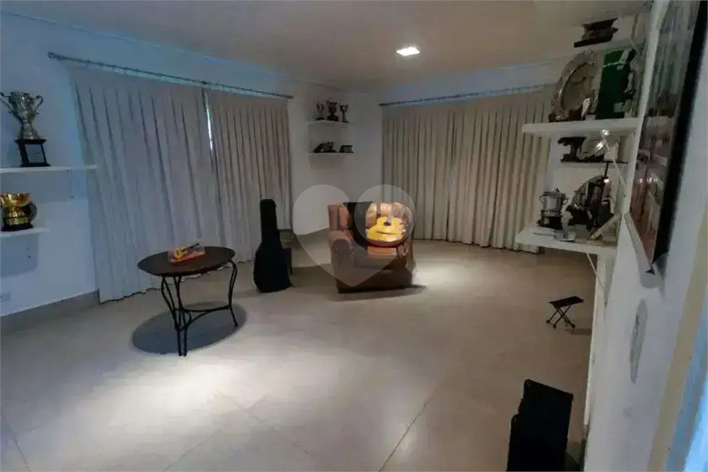 Uma casa que oferece espaço abundante, comodidades modernas e um entorno de alto padrão.