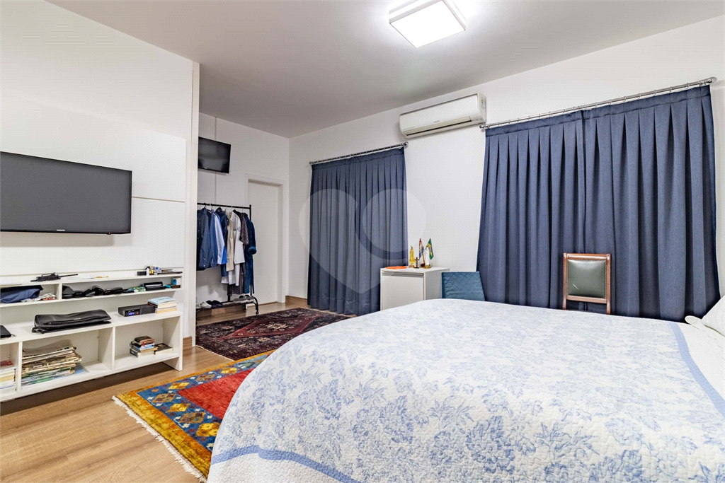 Uma casa que oferece espaço abundante, comodidades modernas e um entorno de alto padrão.