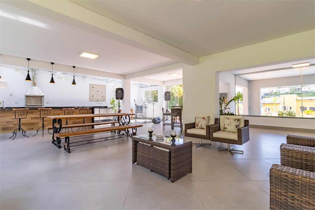 Uma casa que oferece espaço abundante, comodidades modernas e um entorno de alto padrão.