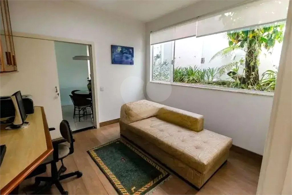 Uma casa que oferece espaço abundante, comodidades modernas e um entorno de alto padrão.