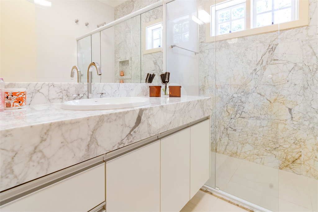 Uma casa que oferece espaço abundante, comodidades modernas e um entorno de alto padrão.