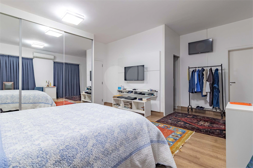 Uma casa que oferece espaço abundante, comodidades modernas e um entorno de alto padrão.