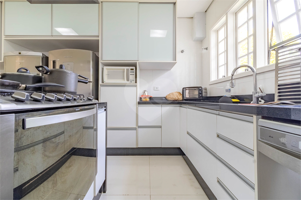 Uma casa que oferece espaço abundante, comodidades modernas e um entorno de alto padrão.