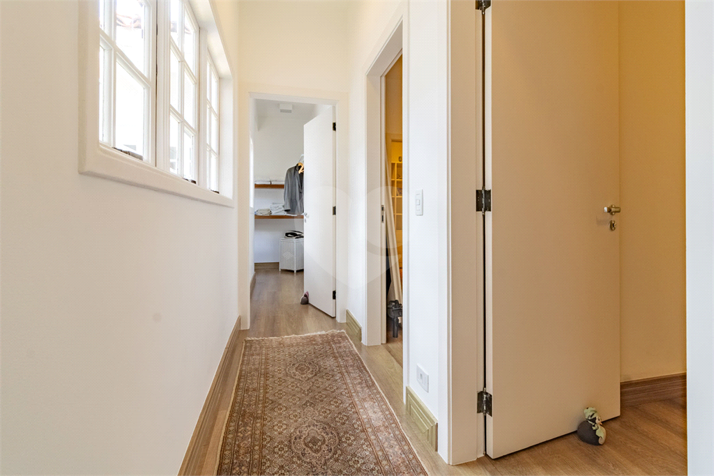 Uma casa que oferece espaço abundante, comodidades modernas e um entorno de alto padrão.