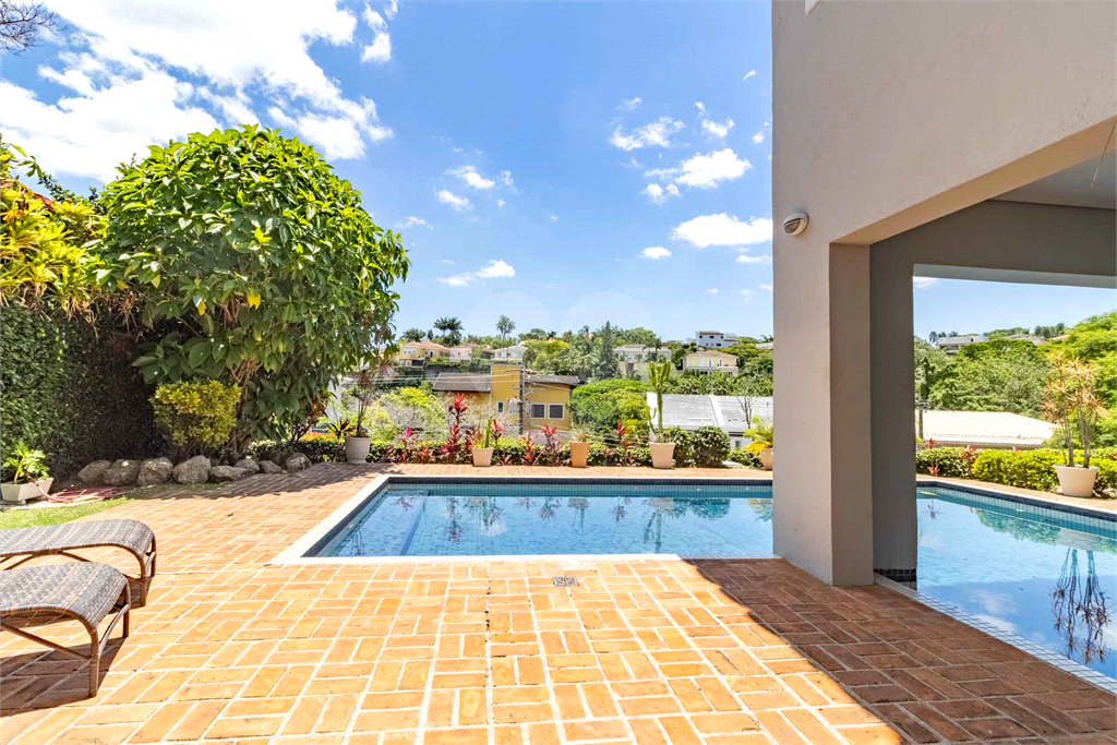 Uma casa que oferece espaço abundante, comodidades modernas e um entorno de alto padrão.