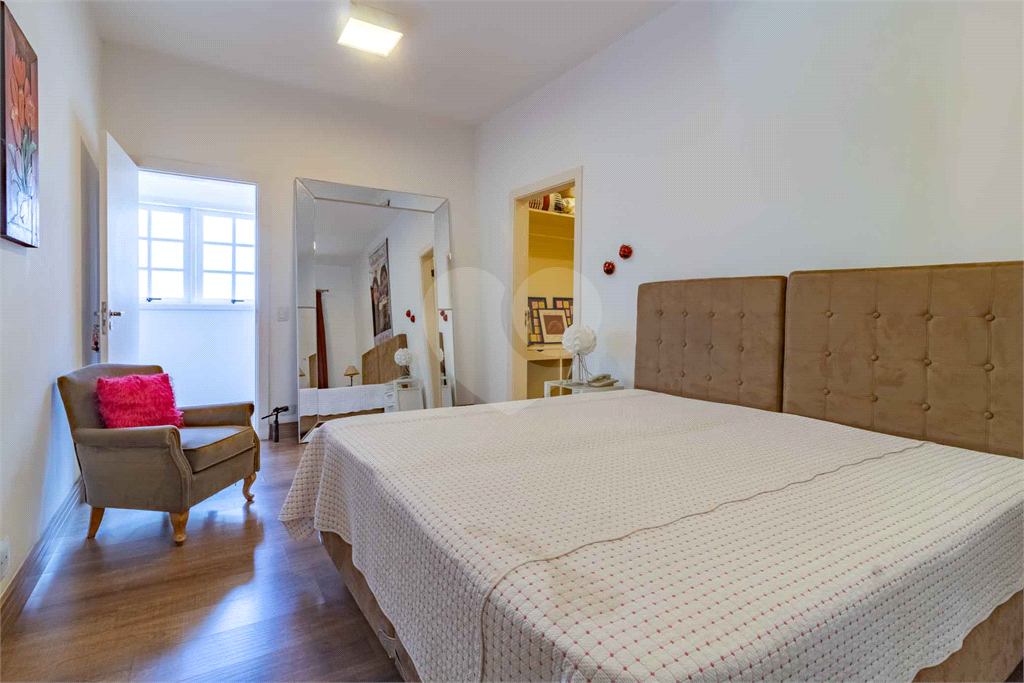 Uma casa que oferece espaço abundante, comodidades modernas e um entorno de alto padrão.