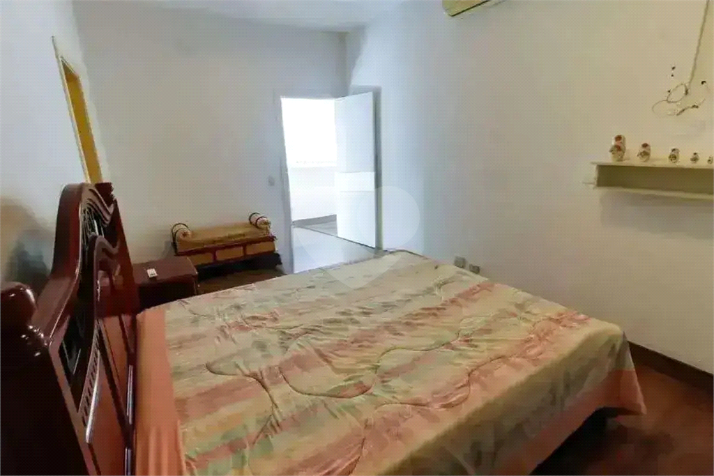 Uma casa que oferece espaço abundante, comodidades modernas e um entorno de alto padrão.