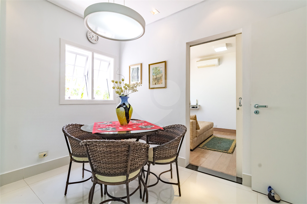 Uma casa que oferece espaço abundante, comodidades modernas e um entorno de alto padrão.