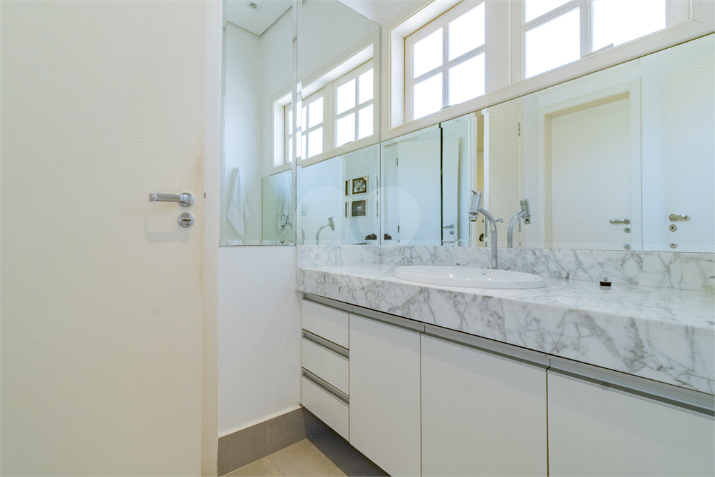 Uma casa que oferece espaço abundante, comodidades modernas e um entorno de alto padrão.