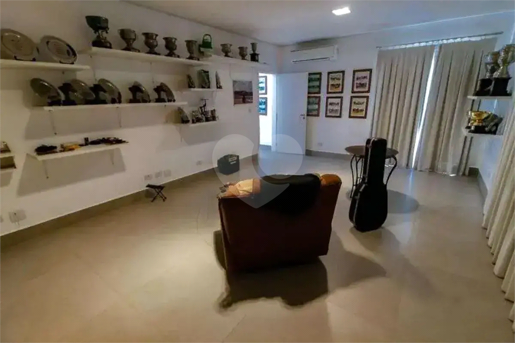 Uma casa que oferece espaço abundante, comodidades modernas e um entorno de alto padrão.