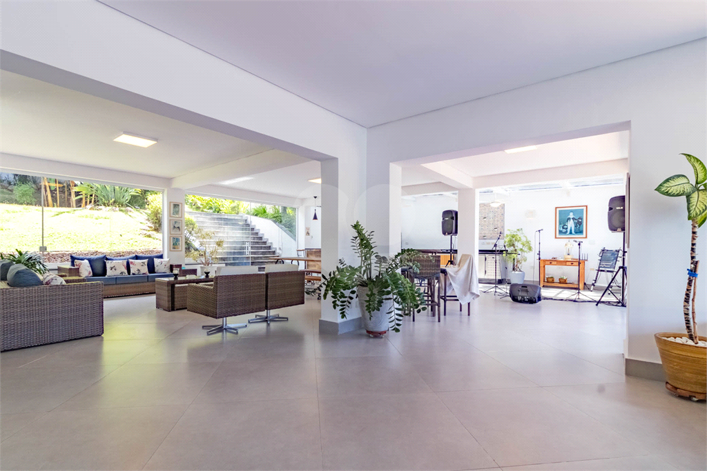 Uma casa que oferece espaço abundante, comodidades modernas e um entorno de alto padrão.