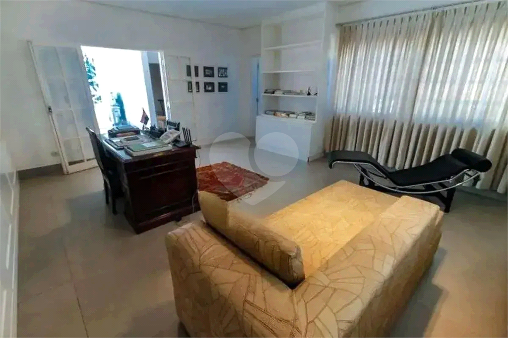 Uma casa que oferece espaço abundante, comodidades modernas e um entorno de alto padrão.