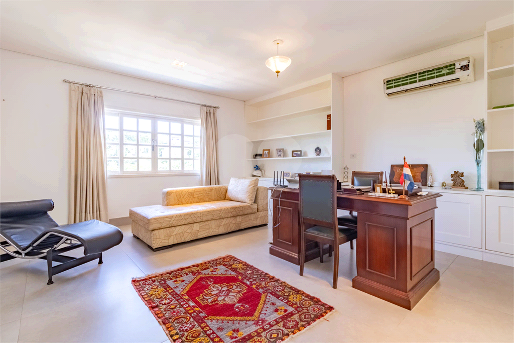 Uma casa que oferece espaço abundante, comodidades modernas e um entorno de alto padrão.