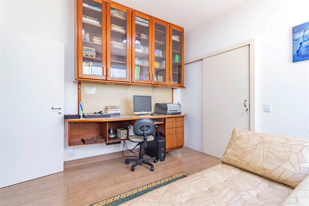 Uma casa que oferece espaço abundante, comodidades modernas e um entorno de alto padrão.