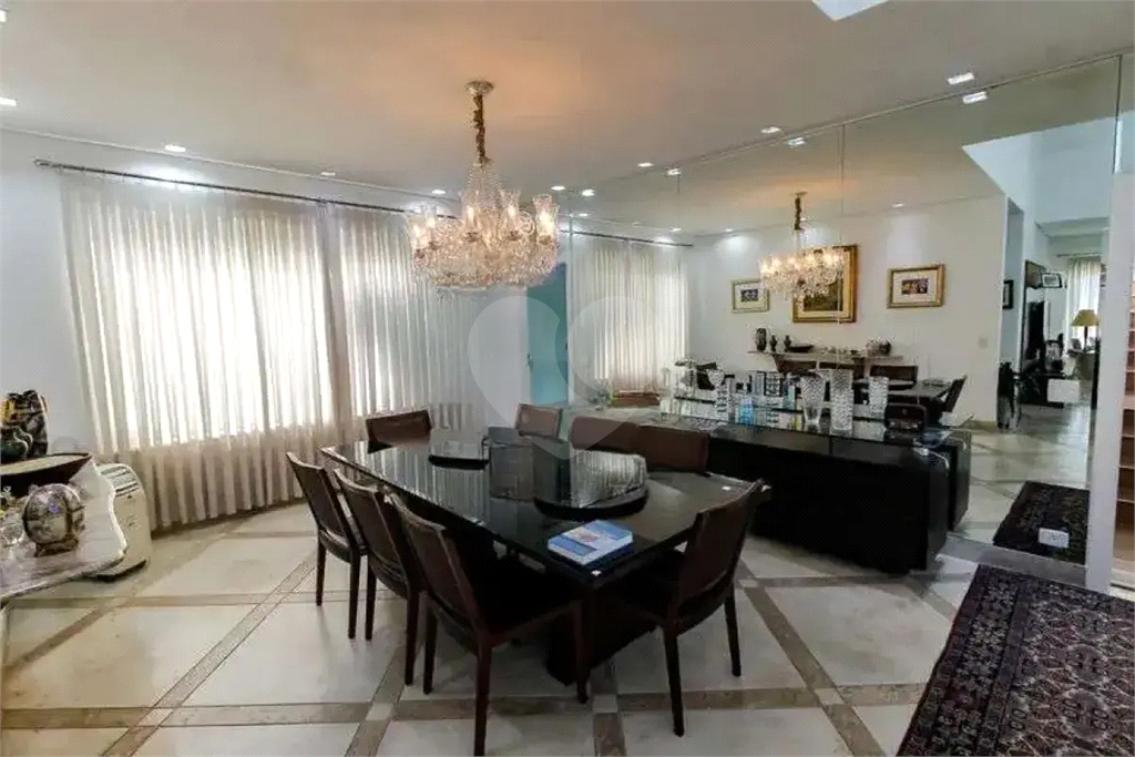 Uma casa que oferece espaço abundante, comodidades modernas e um entorno de alto padrão.