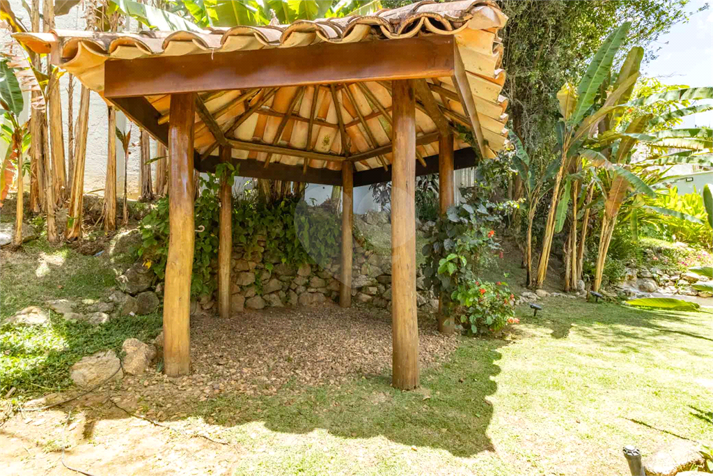 Uma casa que oferece espaço abundante, comodidades modernas e um entorno de alto padrão.