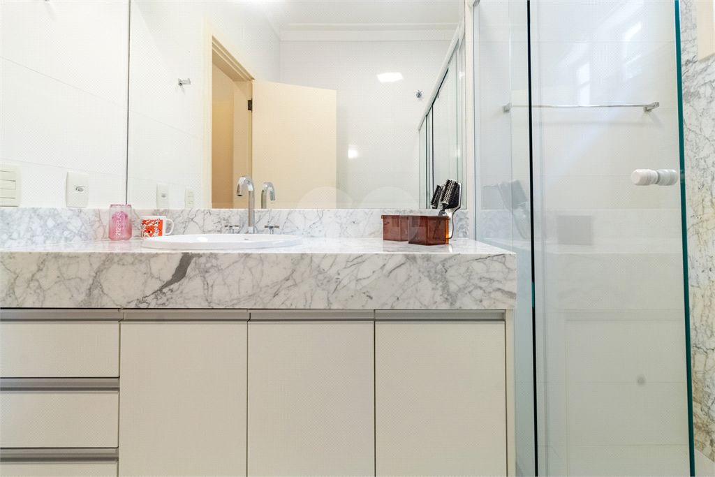 Uma casa que oferece espaço abundante, comodidades modernas e um entorno de alto padrão.