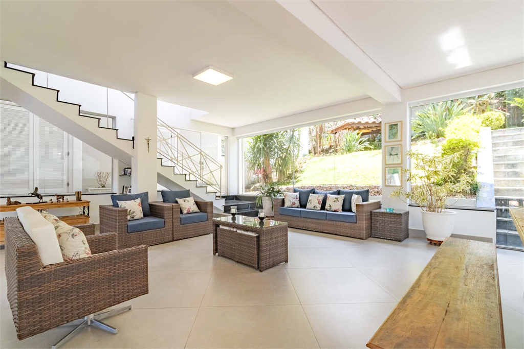 Uma casa que oferece espaço abundante, comodidades modernas e um entorno de alto padrão.