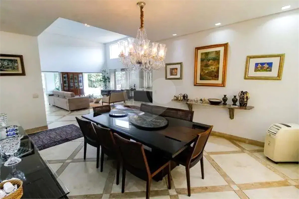 Uma casa que oferece espaço abundante, comodidades modernas e um entorno de alto padrão.