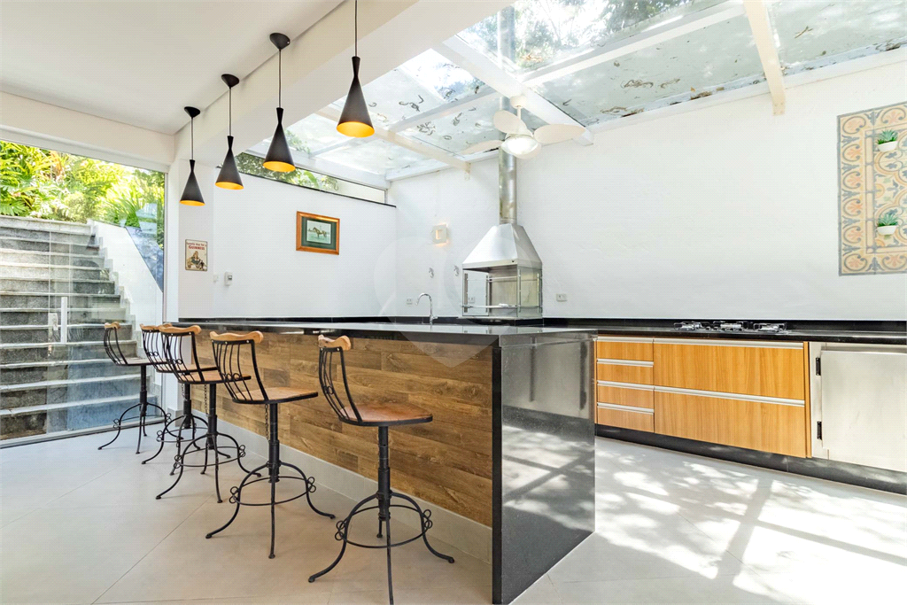 Uma casa que oferece espaço abundante, comodidades modernas e um entorno de alto padrão.