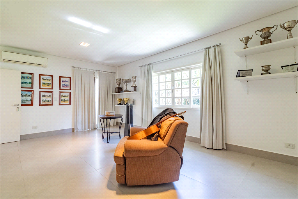 Uma casa que oferece espaço abundante, comodidades modernas e um entorno de alto padrão.