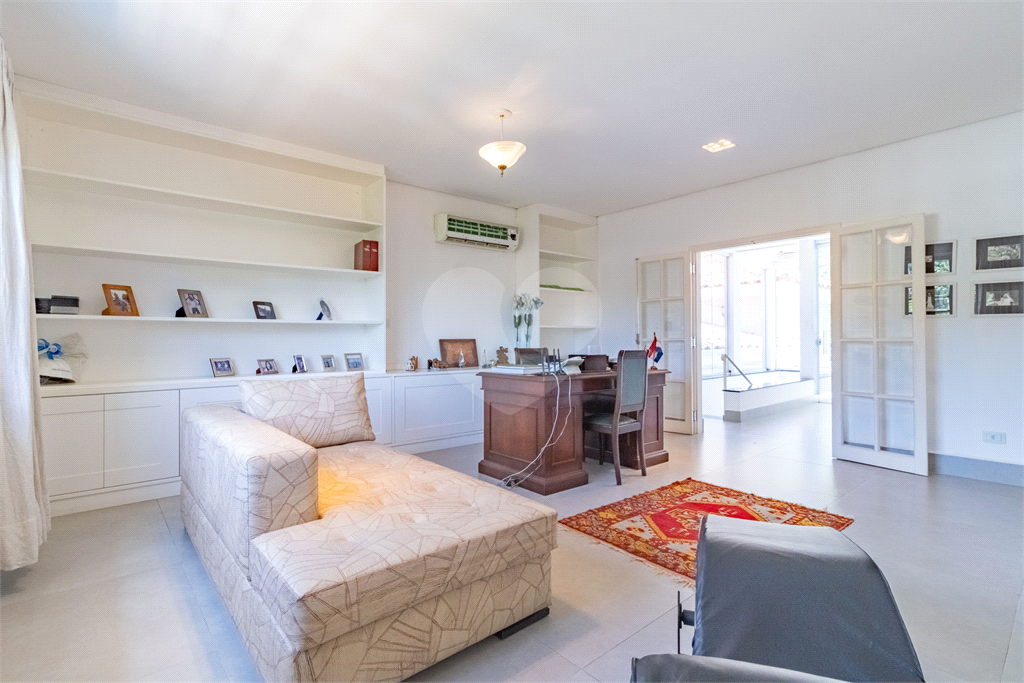 Uma casa que oferece espaço abundante, comodidades modernas e um entorno de alto padrão.