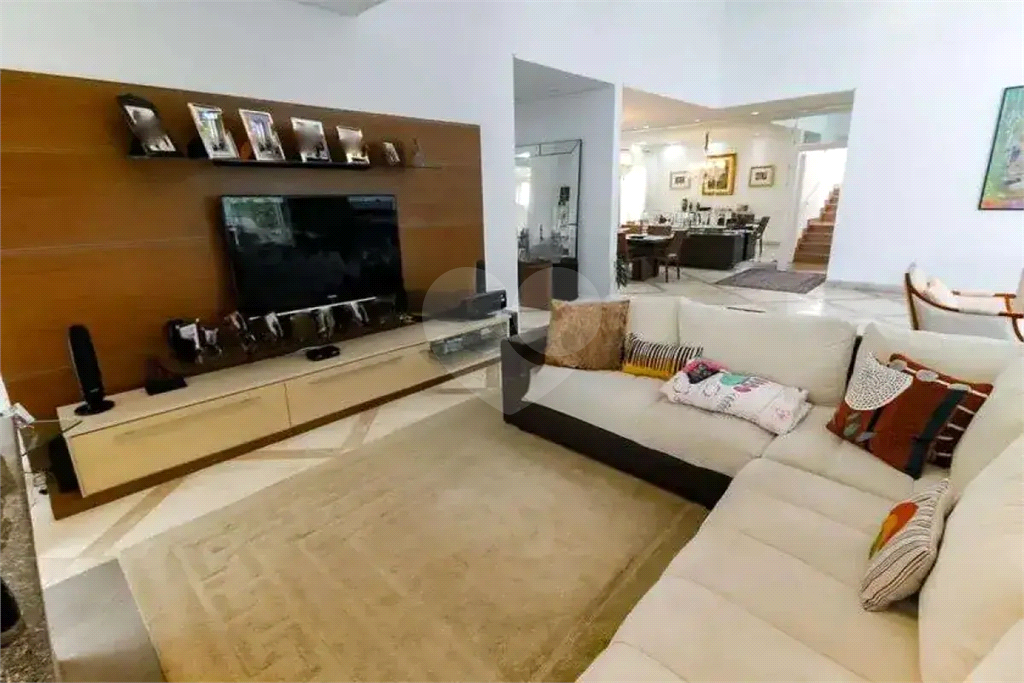 Uma casa que oferece espaço abundante, comodidades modernas e um entorno de alto padrão.