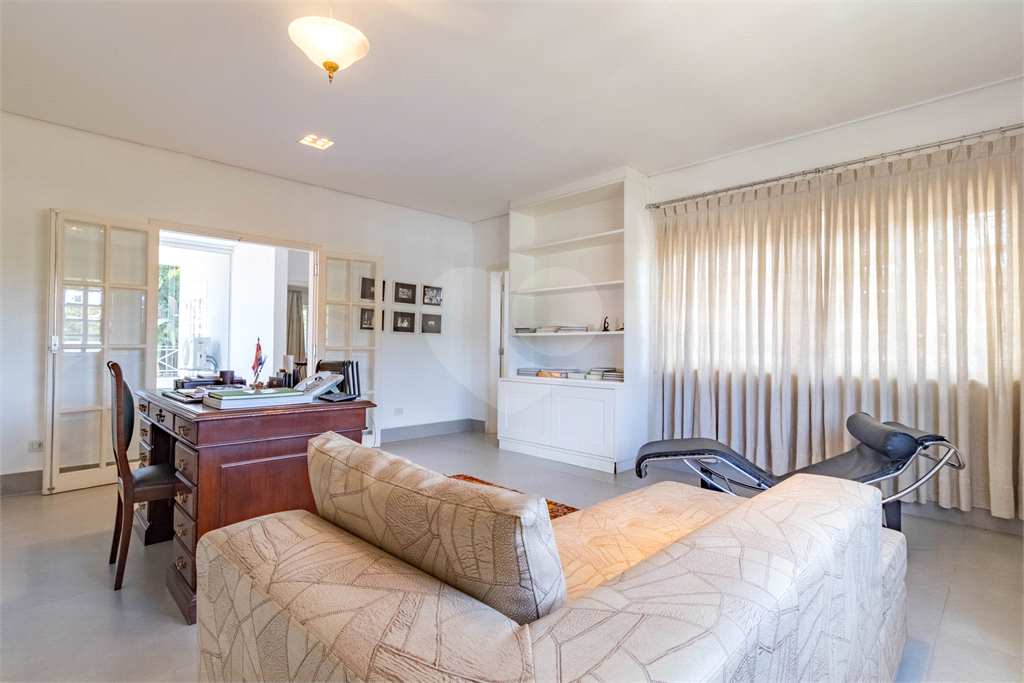 Uma casa que oferece espaço abundante, comodidades modernas e um entorno de alto padrão.