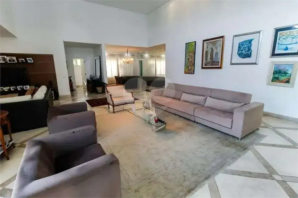 Uma casa que oferece espaço abundante, comodidades modernas e um entorno de alto padrão.