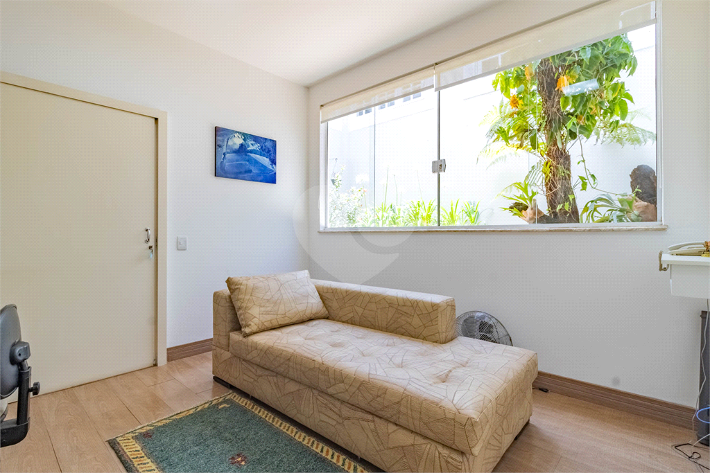 Uma casa que oferece espaço abundante, comodidades modernas e um entorno de alto padrão.