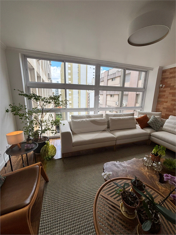 Apartamento reformado na Haddock Lobo, Jardins