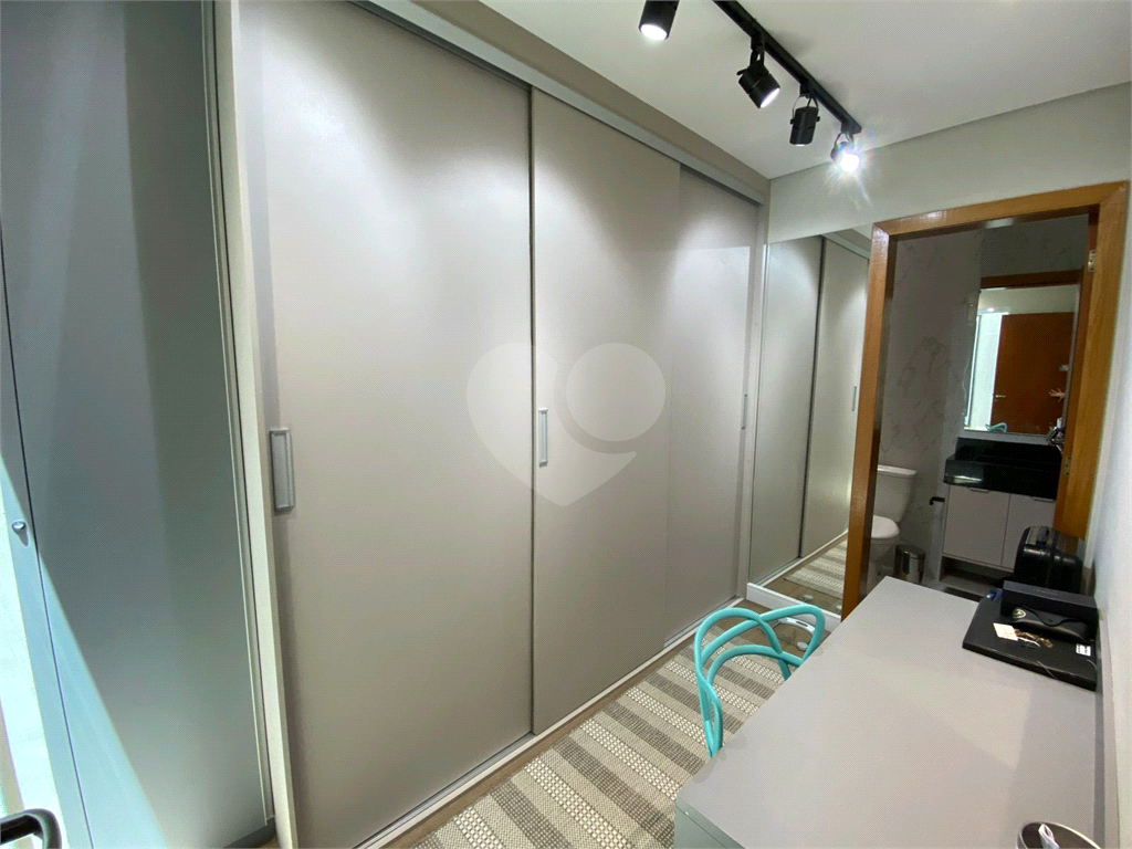 Sobrado novo com 3 suítes e churrasqueira