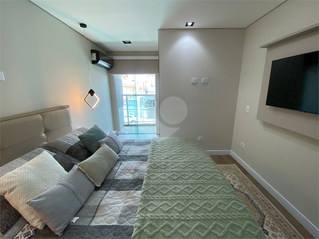 Sobrado novo com 3 suítes e churrasqueira