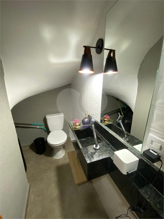 Sobrado novo com 3 suítes e churrasqueira