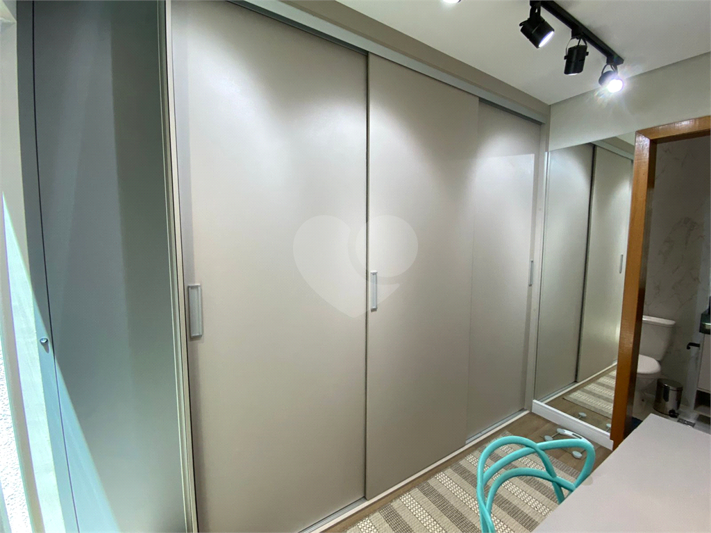 Sobrado novo com 3 suítes e churrasqueira