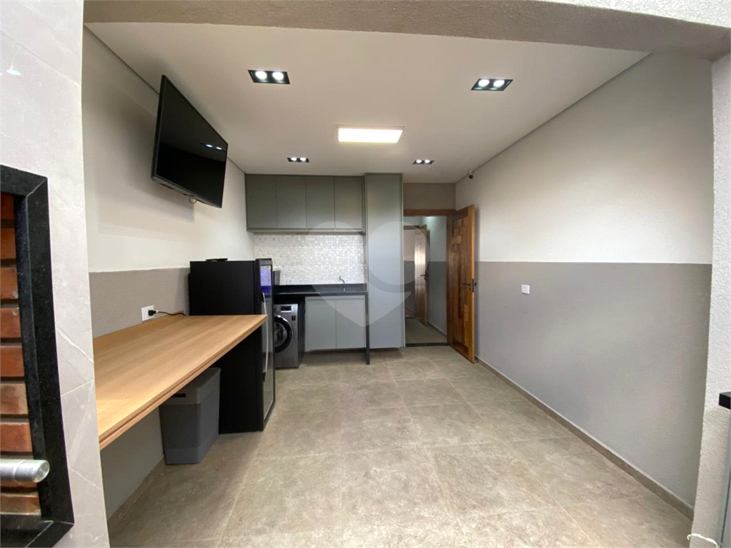 Sobrado novo com 3 suítes e churrasqueira