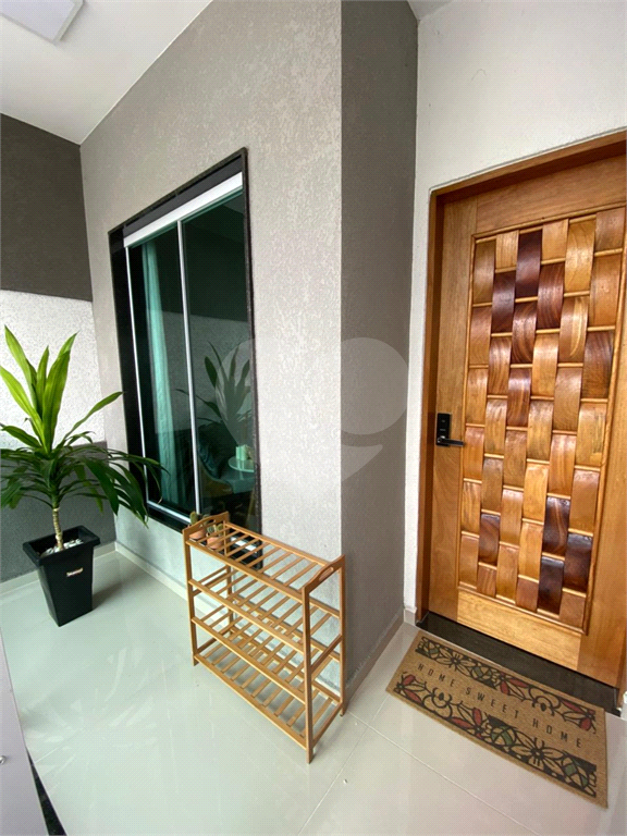 Sobrado novo com 3 suítes e churrasqueira