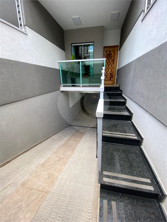 Sobrado novo com 3 suítes e churrasqueira