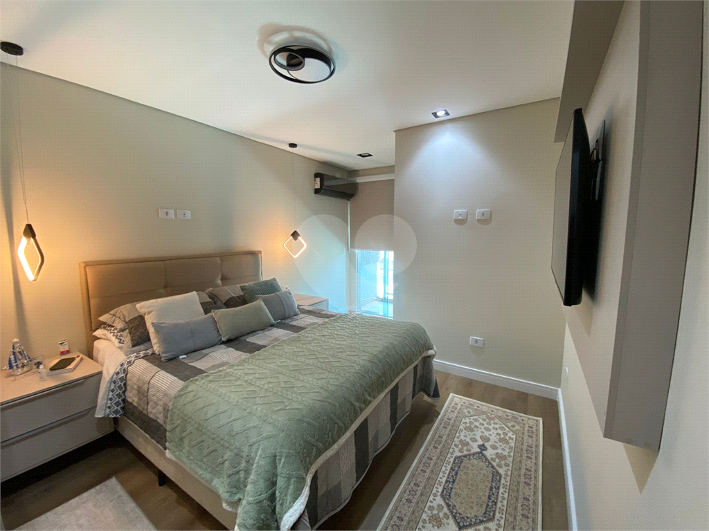 Sobrado novo com 3 suítes e churrasqueira