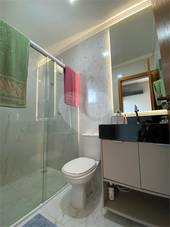 Sobrado novo com 3 suítes e churrasqueira