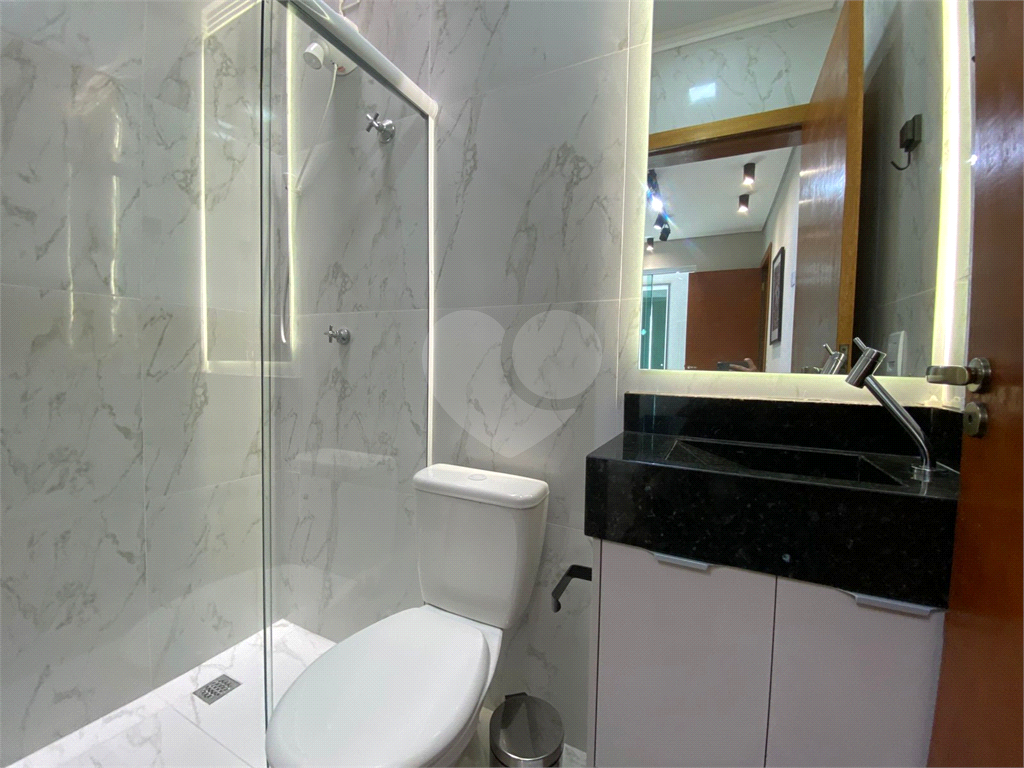 Sobrado novo com 3 suítes e churrasqueira