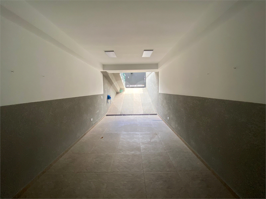 Sobrado novo com 3 suítes e churrasqueira