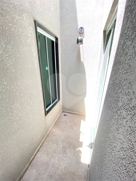 Sobrado novo com 3 suítes e churrasqueira