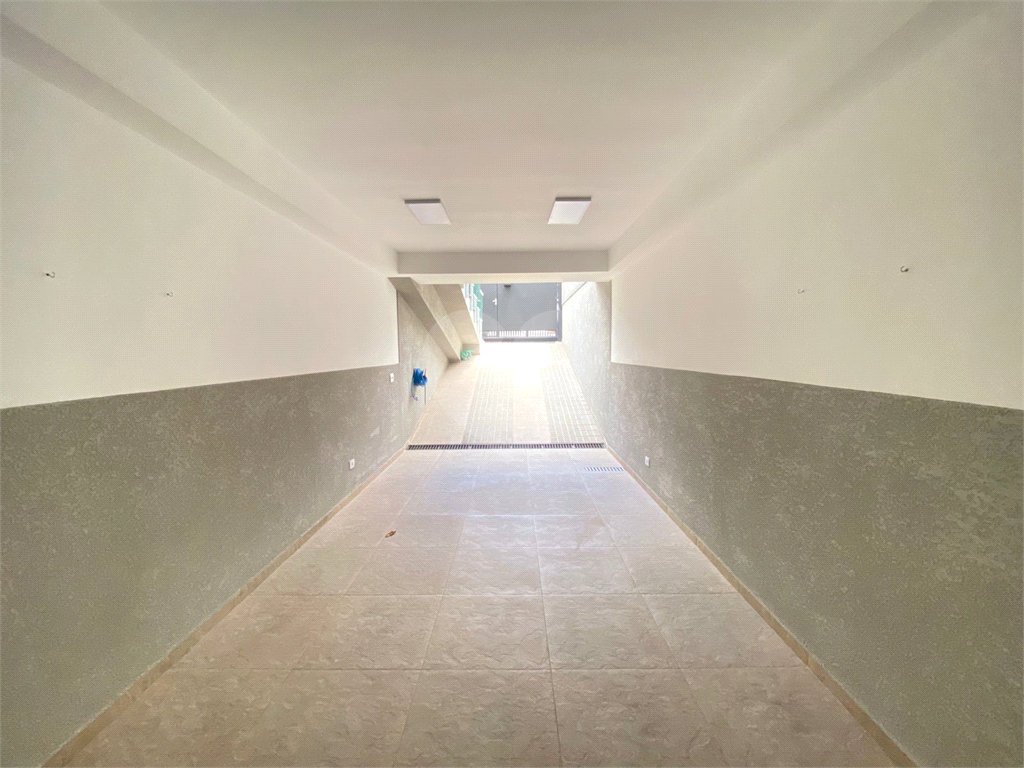 Sobrado novo com 3 suítes e churrasqueira