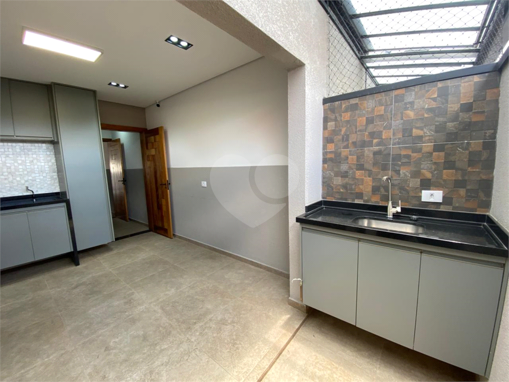 Sobrado novo com 3 suítes e churrasqueira