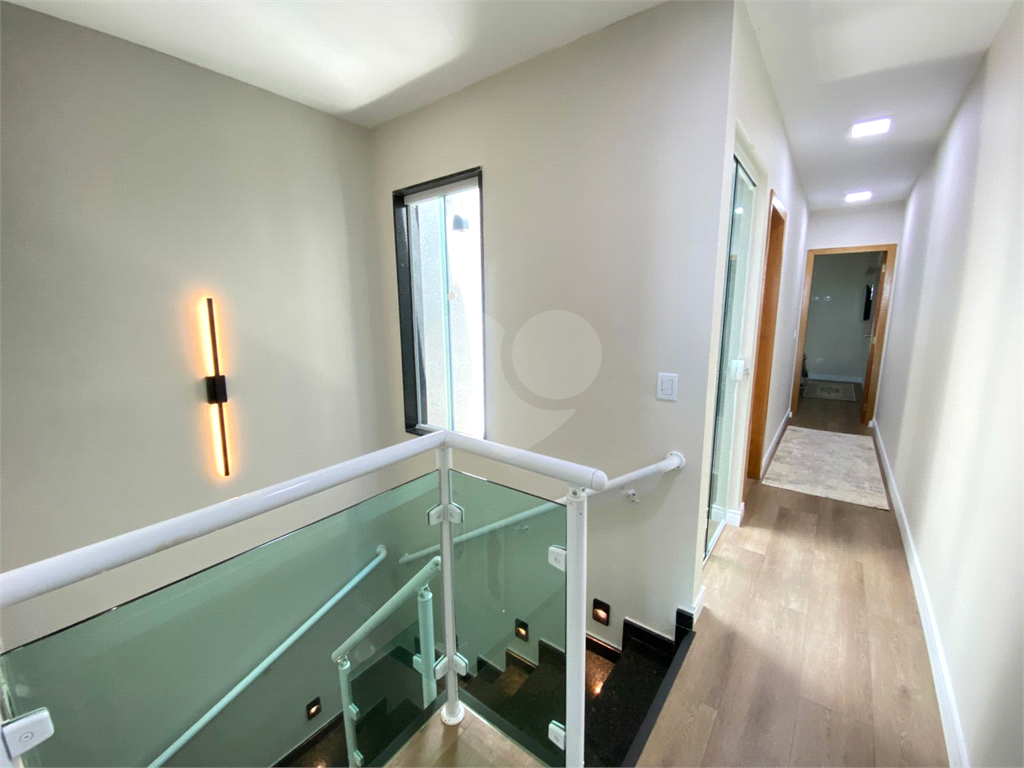 Sobrado novo com 3 suítes e churrasqueira