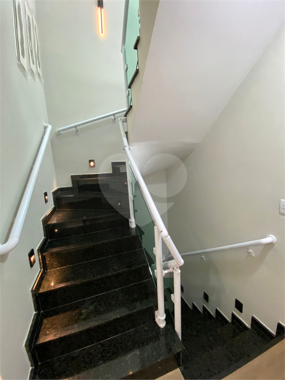 Sobrado novo com 3 suítes e churrasqueira