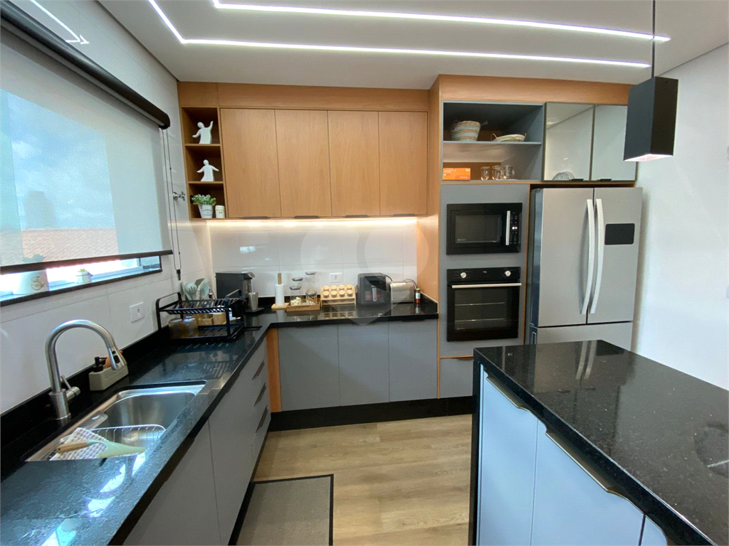 Sobrado novo com 3 suítes e churrasqueira