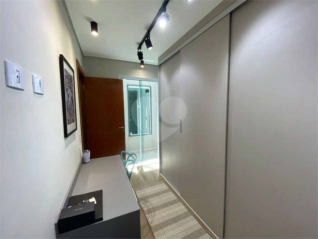 Sobrado novo com 3 suítes e churrasqueira